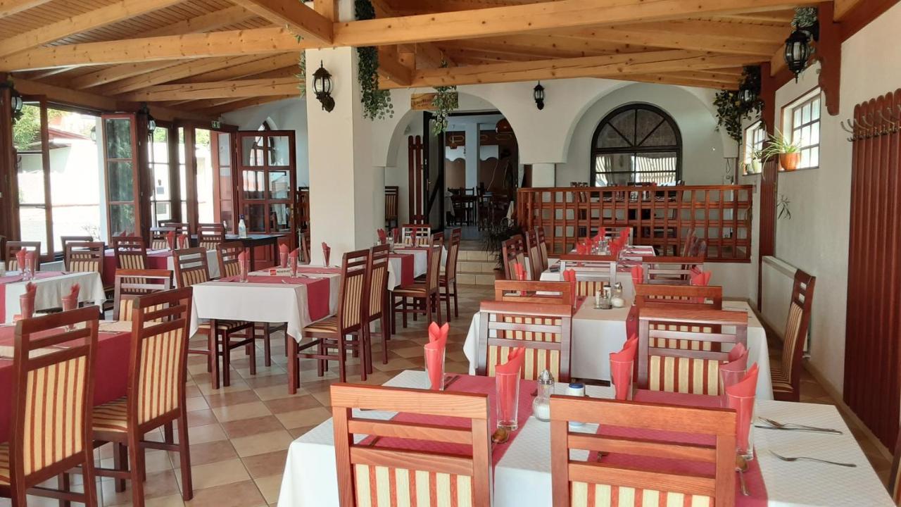 Pannon Panzio Restaurant Hotel Pannonhalma Eksteriør billede