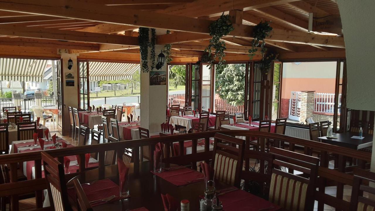 Pannon Panzio Restaurant Hotel Pannonhalma Eksteriør billede