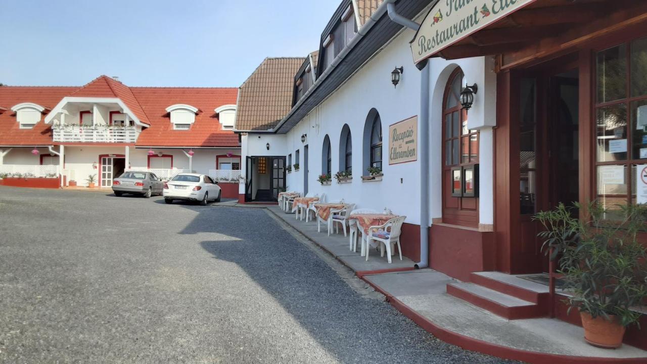 Pannon Panzio Restaurant Hotel Pannonhalma Eksteriør billede