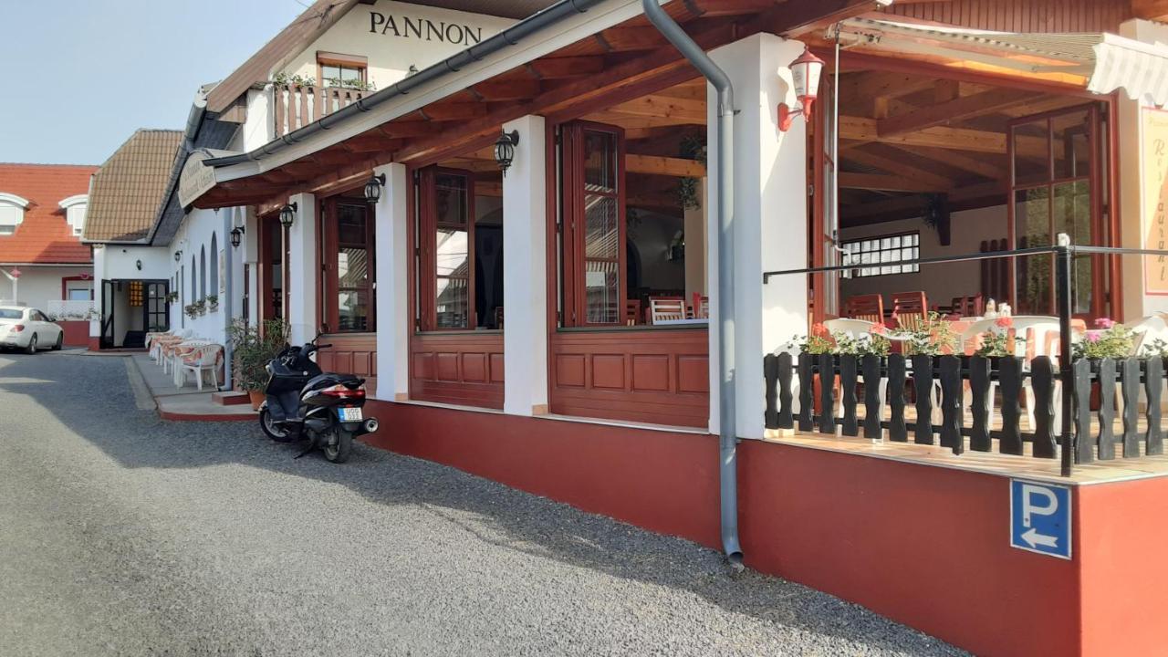 Pannon Panzio Restaurant Hotel Pannonhalma Eksteriør billede