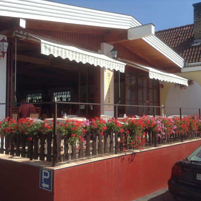 Pannon Panzio Restaurant Hotel Pannonhalma Eksteriør billede