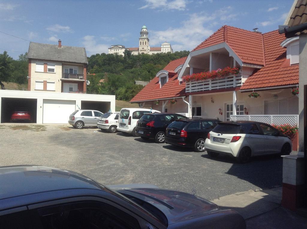 Pannon Panzio Restaurant Hotel Pannonhalma Eksteriør billede