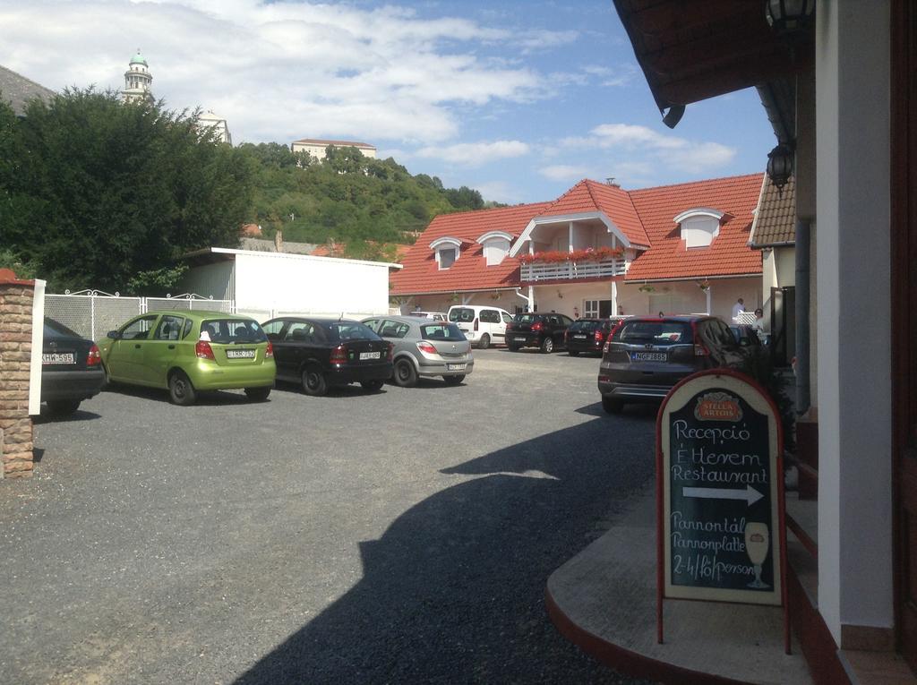 Pannon Panzio Restaurant Hotel Pannonhalma Eksteriør billede